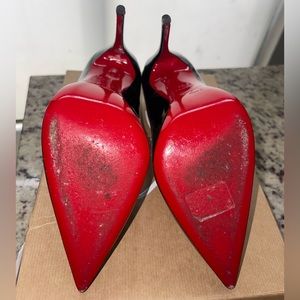 No mayor damages little scraps on right heel but in very good condition